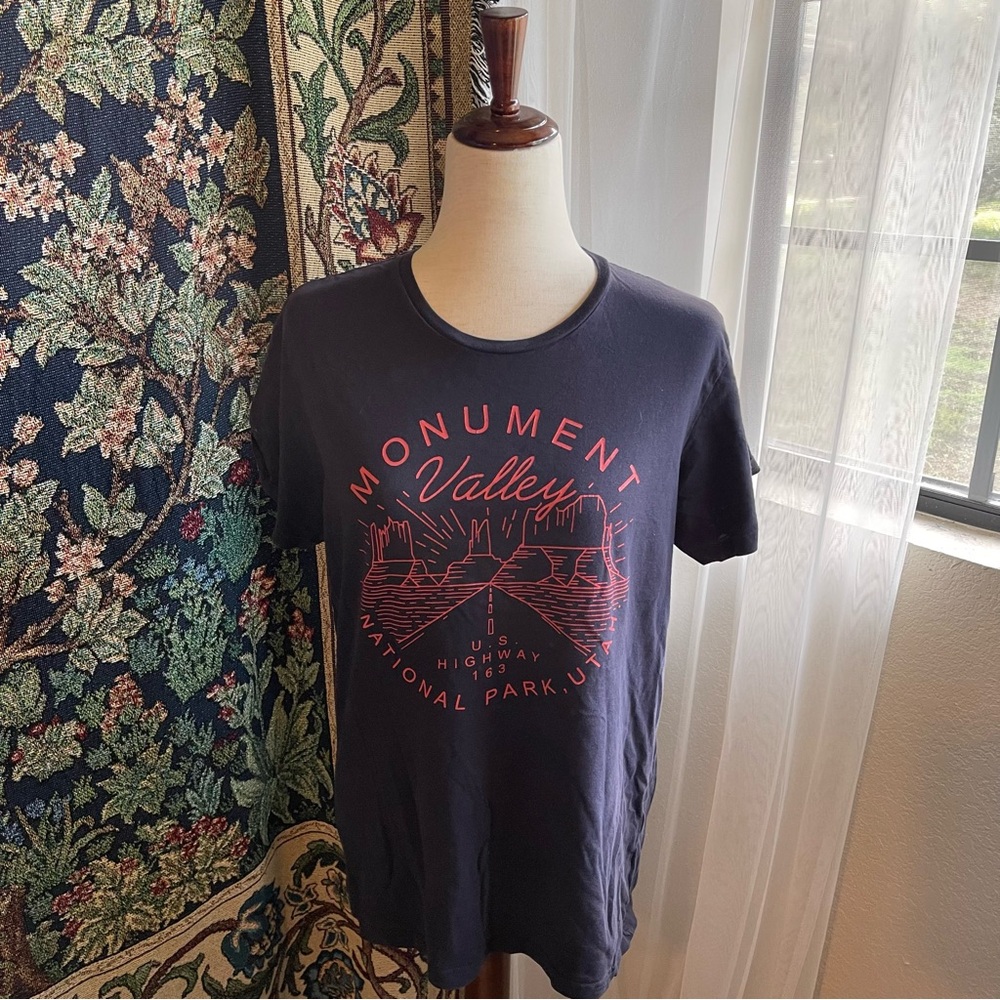 Cotton On Vintage Style Monument Valley T Shirt Navy Blue x Red